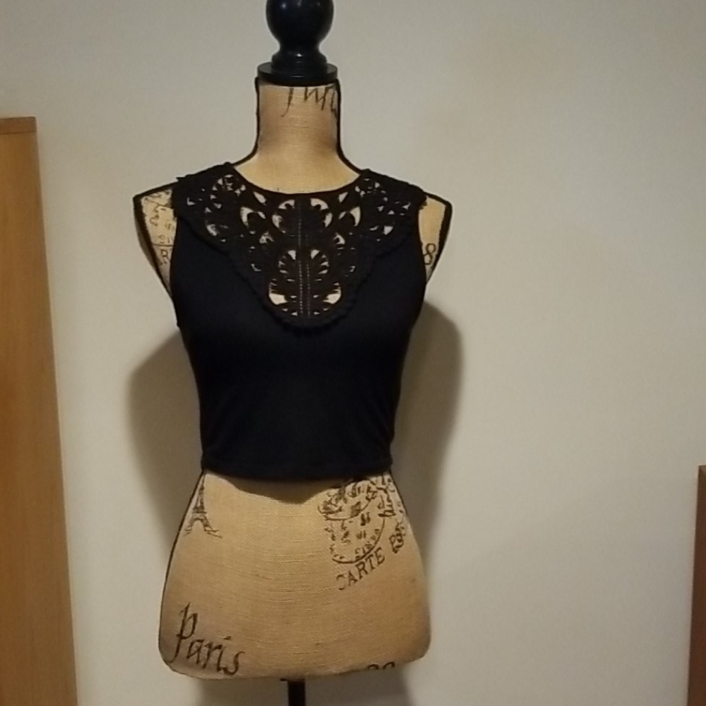 💙 Forever 21 black lace crop top